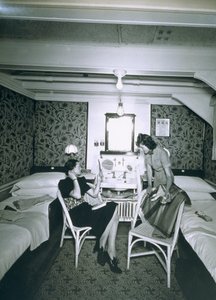 Szobalány segít levetkőzni szeretőjének az RMS Scythia fedélzetén alkotó: English Photographer